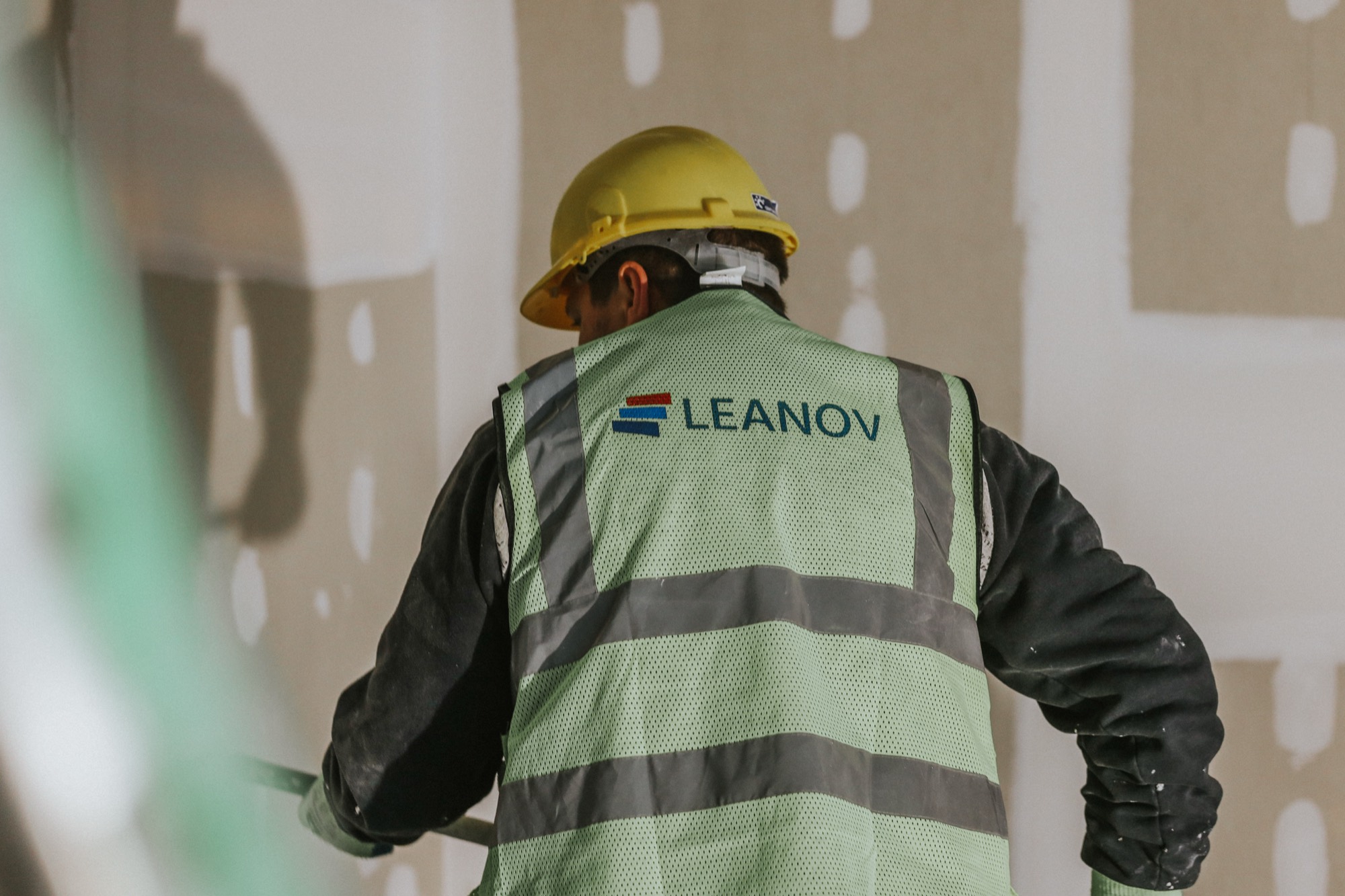 Acabamento de reboco em obra LEANOV